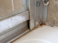 Popravka pukotine na tuš kadi
